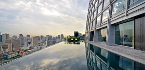okura-bangkok-hotel-piscine-toit-silencio